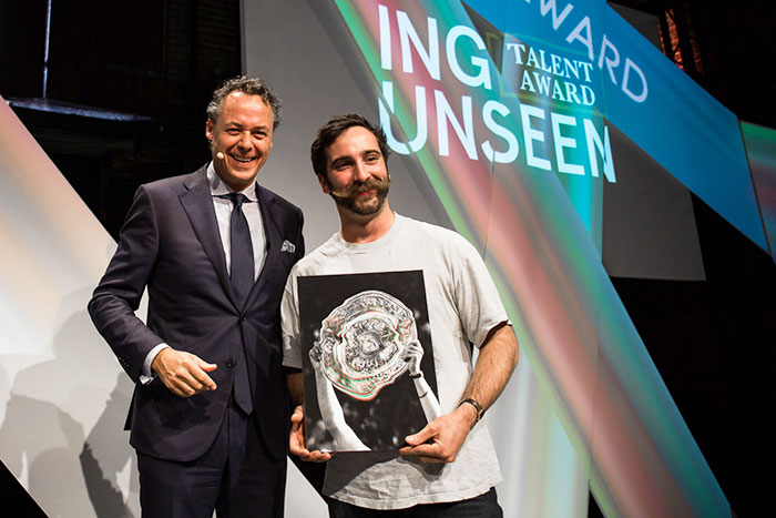 © 2017 Maarten Nauw<br>Left Ralph Hamers (CEO ING) and right Robin Lopvet (ING Unseen Talent Award 2017 Public Prize winner)