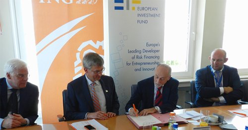 EIF Chief Executive, Pier Luigi Gilibert (2nd right) and Luc Verbeken, CEO of ING Luxembourg (2nd left), are signing the agreement.
